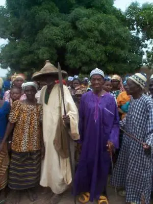 Le chef de village intérimeur avec lance en main