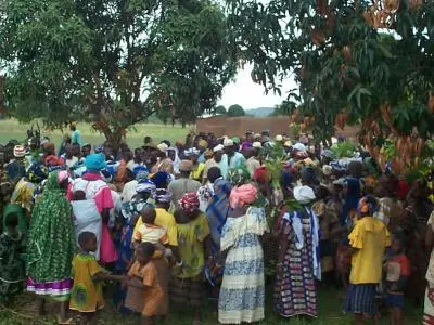 Danse au cimetière sur les tombes des notables Traoé et Sogodogo