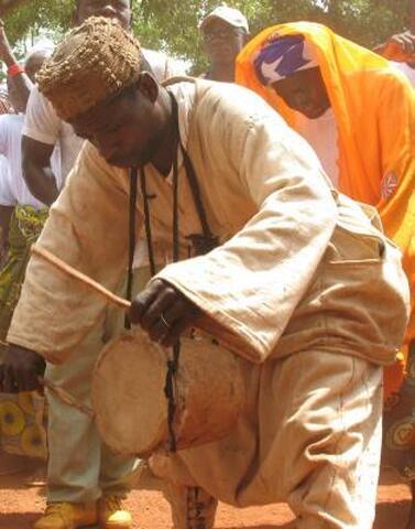 Joueur de Tamtam des forgerons à Bananso, peuple duun du Mali. Joueur de Tamtam des forgerons à Bananso, peuple duun du Mali.